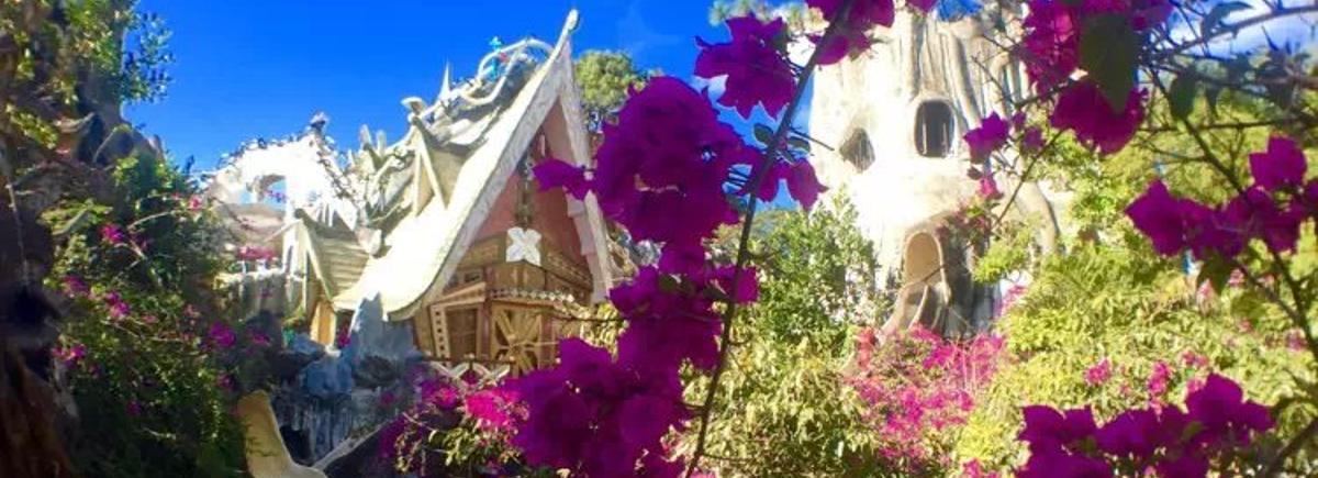 住宿:【芽庄三星酒店】 08:00出发,四岛一日游喽~~ 第一个岛,接着去了第二个岛 第三个岛 第一个岛是黑岛(Mun Island)。 船在浅水区域停下来,大家纷纷跳下海里浮潜和游泳,胆小的可以穿上救生衣。在海里尽情游弋,观看美丽的珊瑚从; 第二个岛是第一岛(Mot Island) 。船还是没有靠岸,只在海上漂着。最热闹的娱乐活动就在这里展开,先是在船上享用丰盛的午餐,中间横排座位的椅背放下来,就连成了一个超大餐桌。蔬菜色拉、海鲜、春卷、水果,色彩缤纷,让人食指大动。 酒足饭饱,导游开始主持节目了,